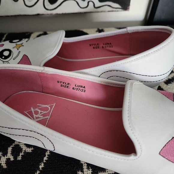 Limited Edition Artemis Luna YRU Flats - Picture 3 of 4